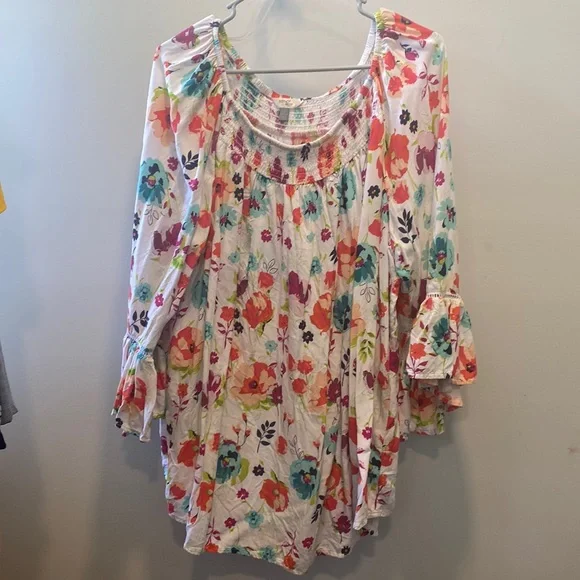 Terra & Sky Size 1XL Floral top with bell sleeves and smocking around the neck - Picture 1 of 6